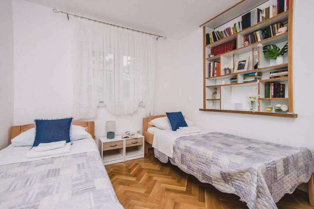 Marjan Hill 3-Br Apt,5 Guests Private Garden Near Beach Split Exterior photo