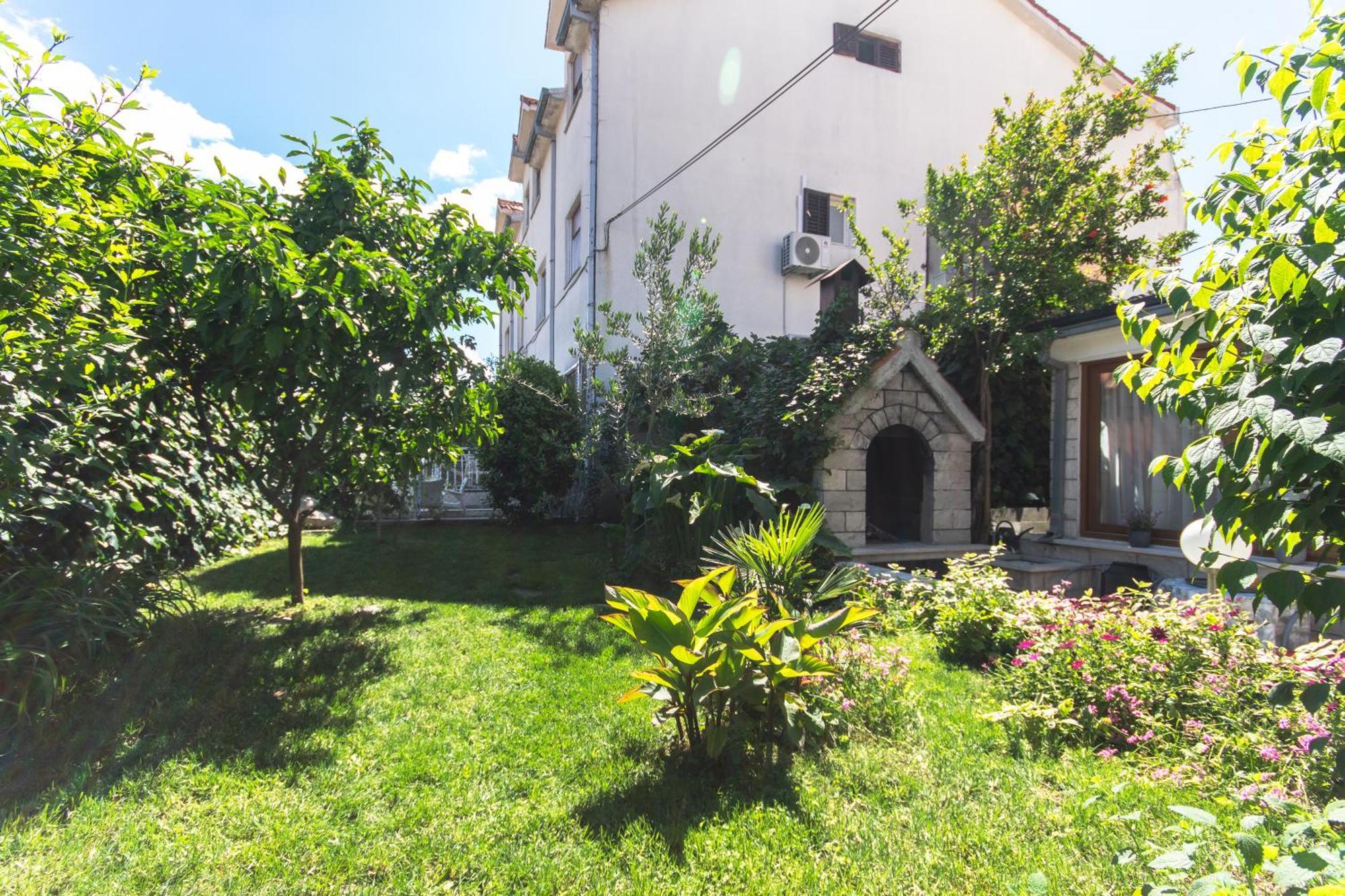 Marjan Hill 3-Br Apt,5 Guests Private Garden Near Beach Split Exterior photo